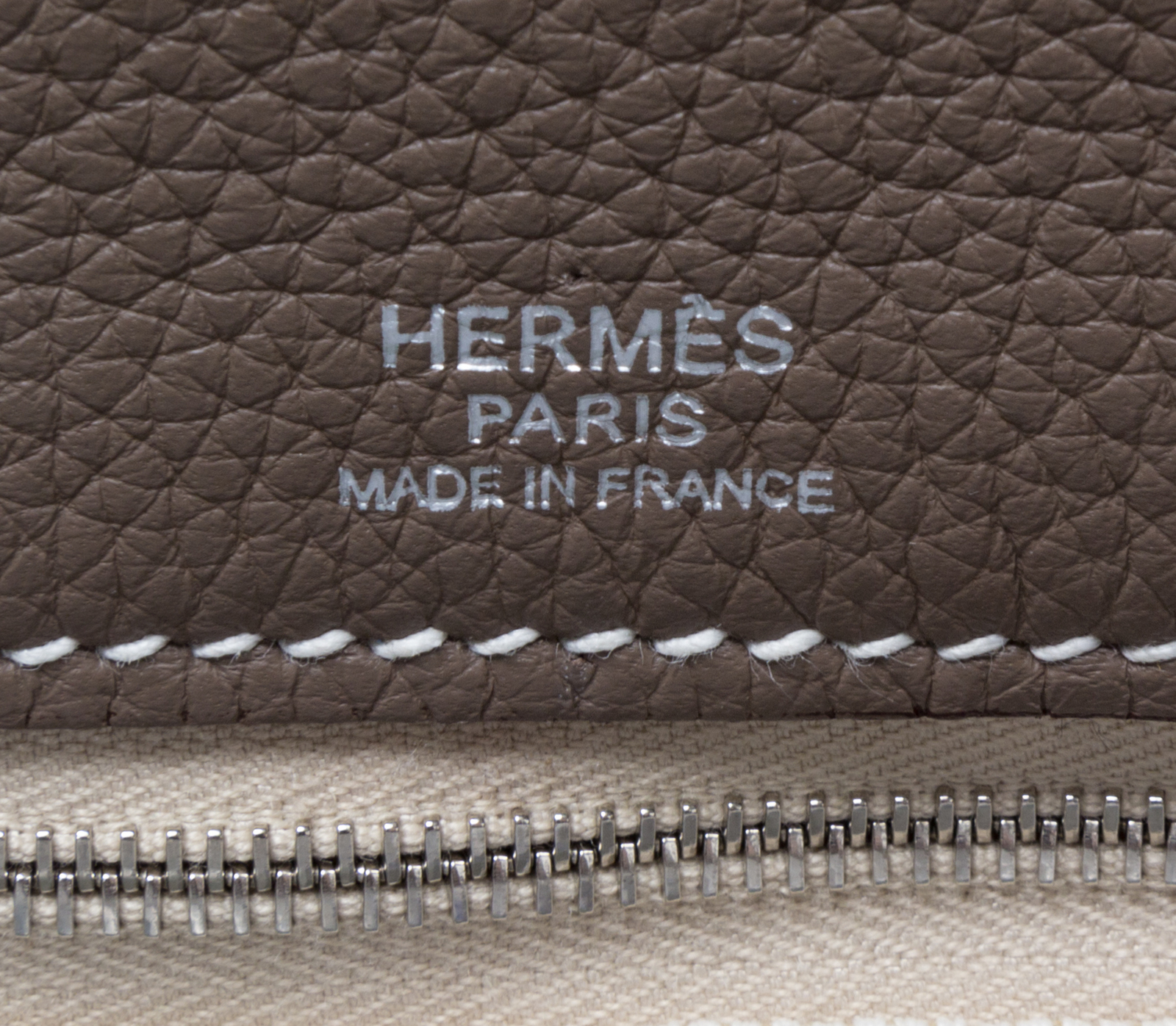 An Hermes Etoupe Leather Thar Travel Bag. 21.5 x 18 x 10.