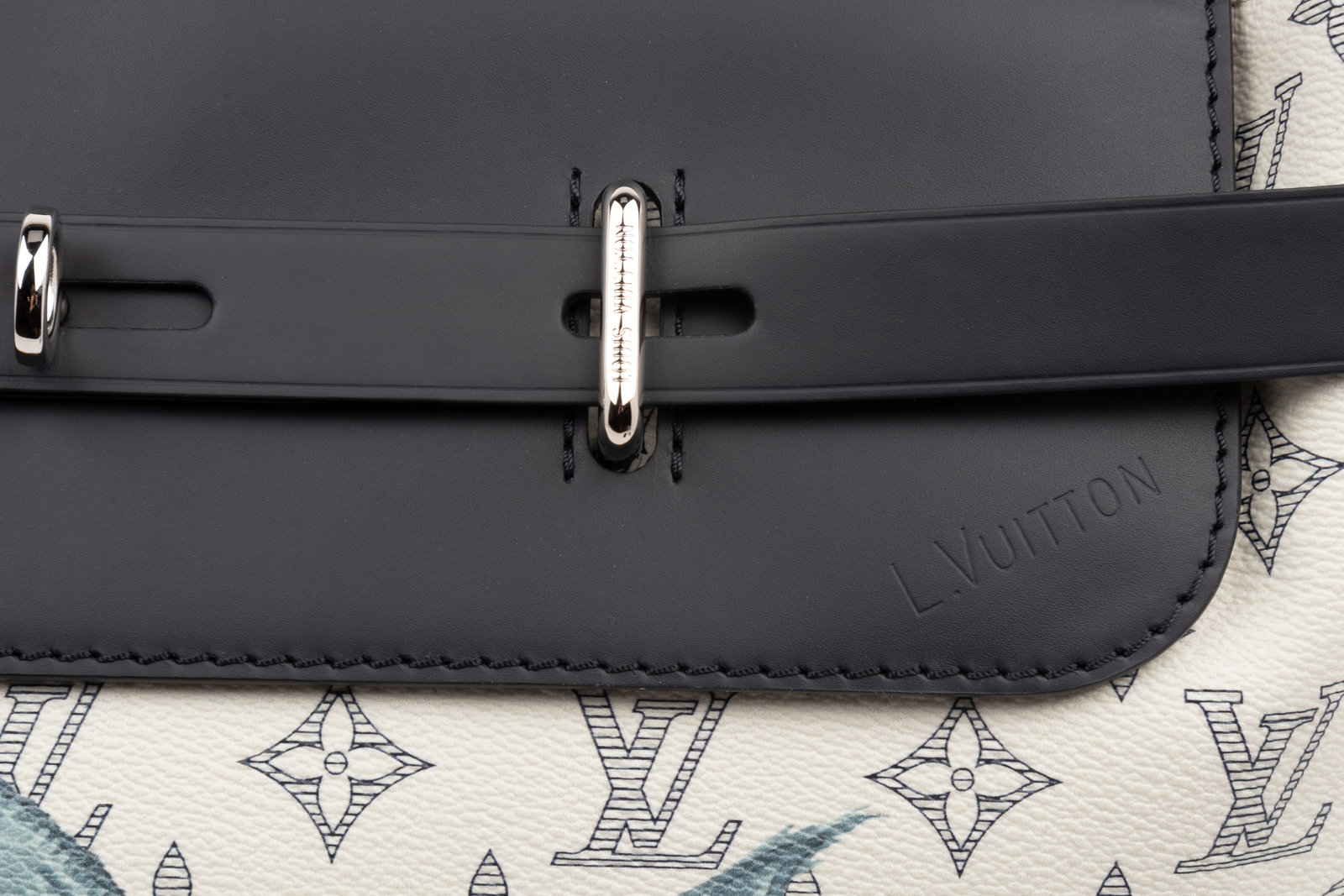 Louis Vuitton, Savane Monogram Chapman Messenger