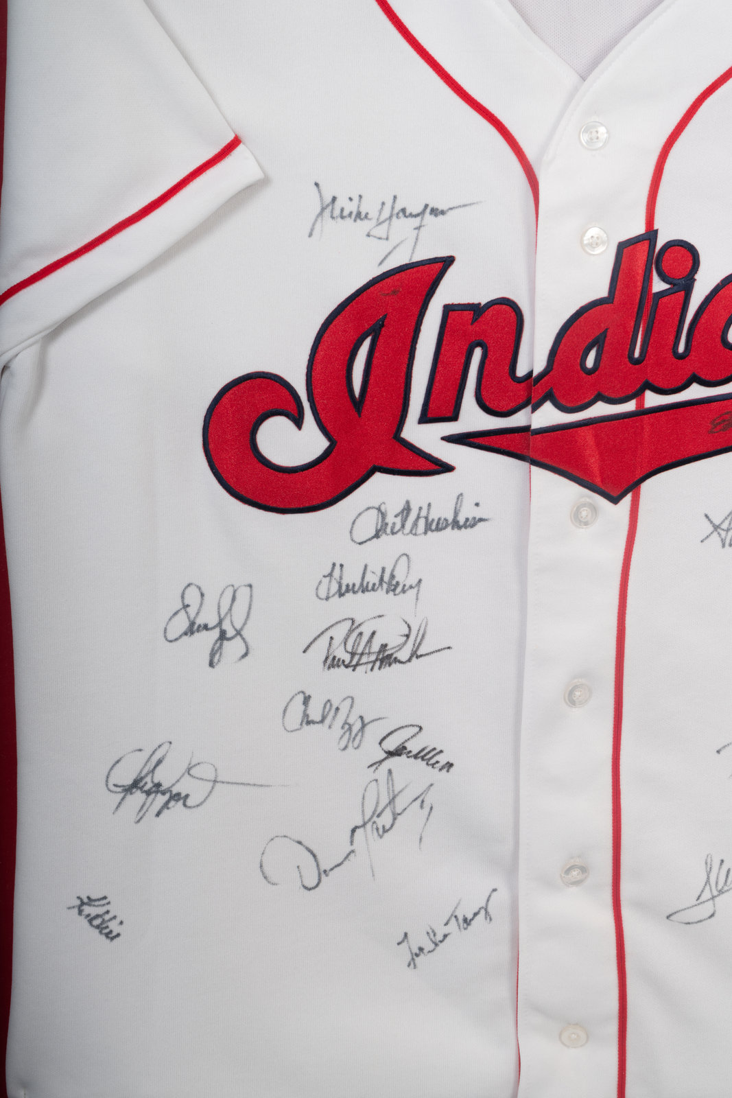 A 1995 Cleveland Indians Team Signed Autograph Baseball Jersey